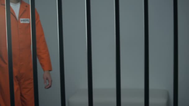 Черный заключенный-мужчина, дающий взятку кавказскому заключенному, несовершенная система, преступление
 - Кадры, видео