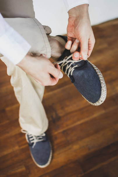 Adam Eko keten mavi ayakkabı giyiyor. Damat hazırlanıyor - Fotoğraf, Görsel
