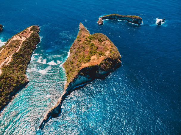 Vista al paraíso con el océano azul y la isla en Nusa Penida. Vista aérea del dron
 - Foto, imagen