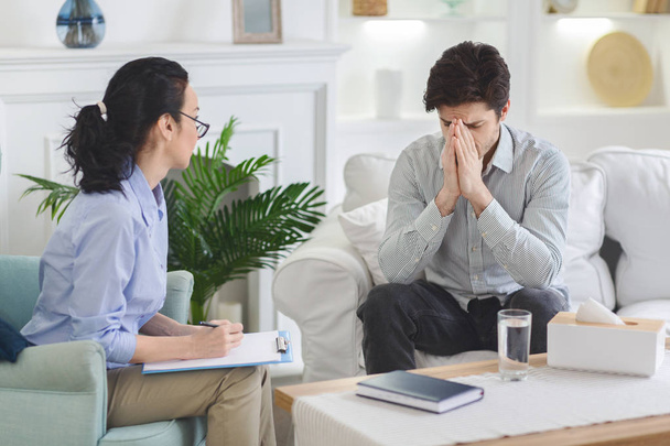 Homme déprimé parlant émotionnellement lors d'une séance de psychothérapeute
 - Photo, image