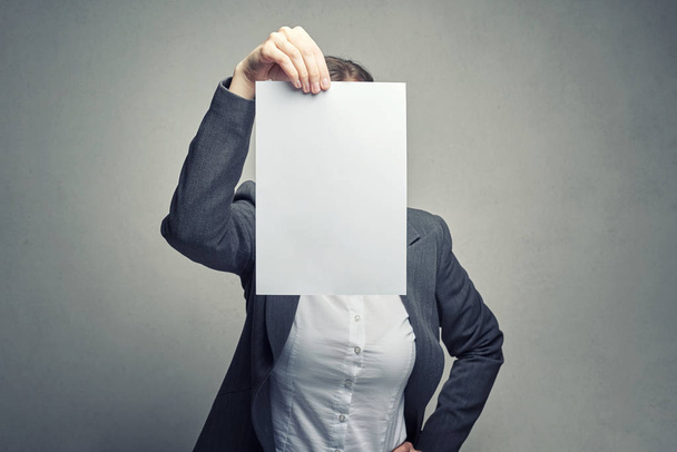 анонимная женщина, покрывающая лицо бумажным листом
 - Фото, изображение
