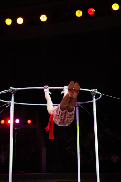 Występ akrobaci powietrza w cyrku - Zdjęcie, obraz