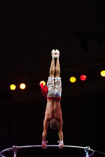 rendimiento de acróbatas de aire en el circo
 - Foto, imagen