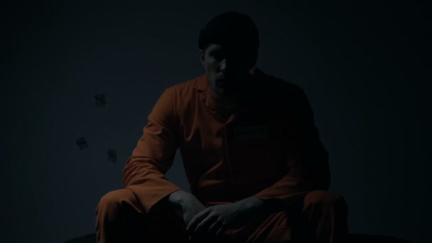 Gefangener sitzt in Zelle, während das Licht blinkt, nicht bereit, an Unruhen teilzunehmen - Filmmaterial, Video