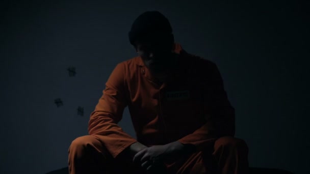 Slabé světlo zabliká ve vězení, odsouzený muž sedící v cele, nepokojů - Záběry, video