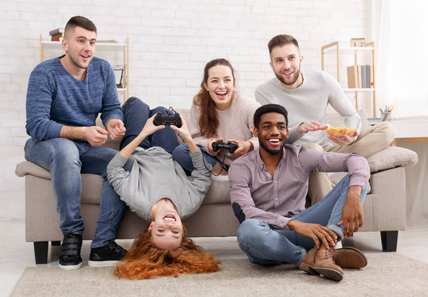 Otthoni buli. Barátok videojátékokkal online játék - Fotó, kép