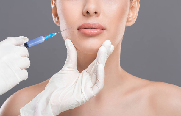Jeune femme recevant des injections de lifting de peau faciale
 - Photo, image