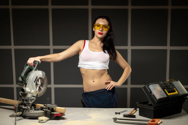 DIY Craftsman women dressed in white shirt and orange goggles in - Foto, Imagem