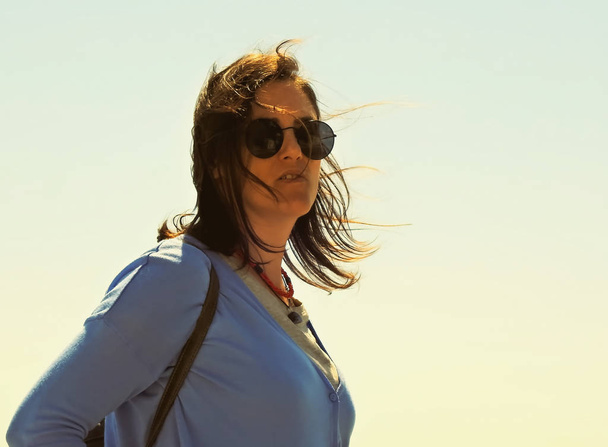 Femme en bleu avec lunettes de soleil
 - Photo, image