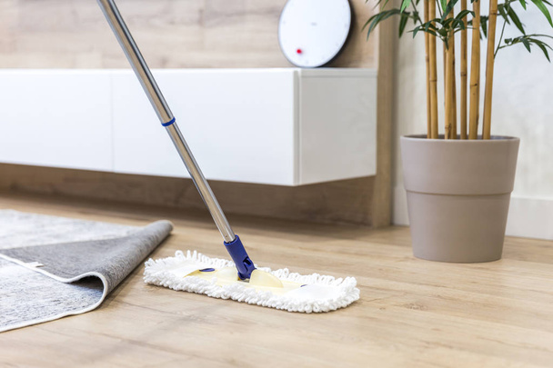 Houten vloer met witte MOP, Cleaning Service concept - Foto, afbeelding