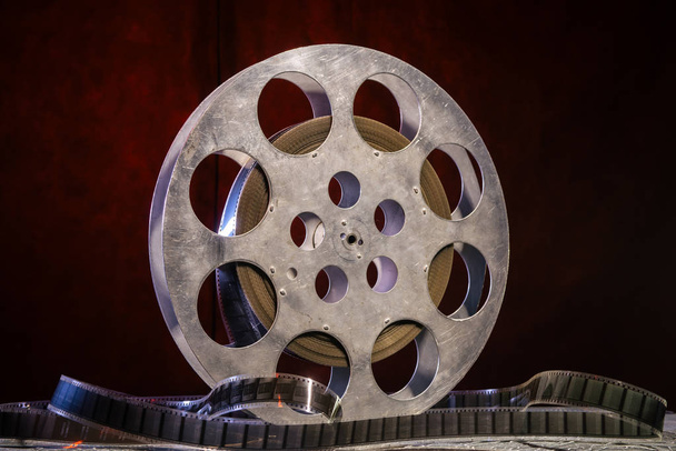 35 mm film kołowrotek z dramatyczne oświetlenie na ciemnym tle - Zdjęcie, obraz