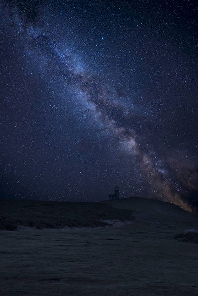 Σύνθετη εικόνα από ζωντανό γαλαξία πάνω από το τοπίο της Μπελ Τάουτ l - Φωτογραφία, εικόνα