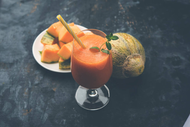 Pižmo meloun šťávu s řezem, také známý jako Kharbuj/kharbuja ovocný extrakt, podávané ve sklenici s mátou. Selektivní fokus - Fotografie, Obrázek