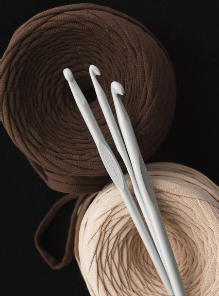 fios, fio e ganchos - acessórios e material para crochê, bordado em casa
 - Foto, Imagem