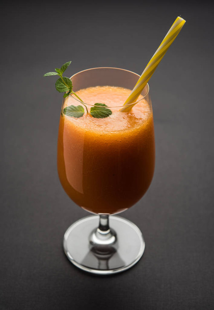 Pézsma dinnye lé szelet, is ismert, mint a Kharbuj/kharbuja gyümölcs kivonat, melyet egy pohár, menta. szelektív összpontosít - Fotó, kép