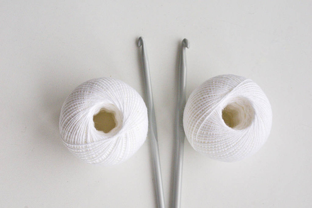 yarn, thread and hooks - accessories and material for crochet, home needlework - Foto, afbeelding