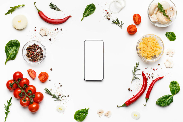 Entrega de comida. Teléfono con pantalla vacía y pizza ingridientes
 - Foto, imagen