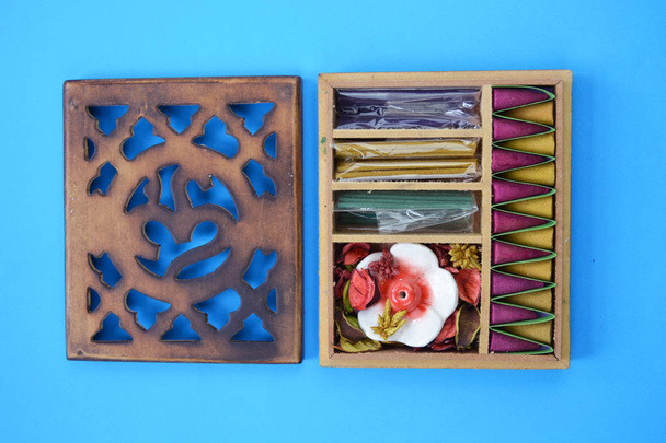 Nuova scatola di legno di incenso indiano su sfondo blu
 - Foto, immagini