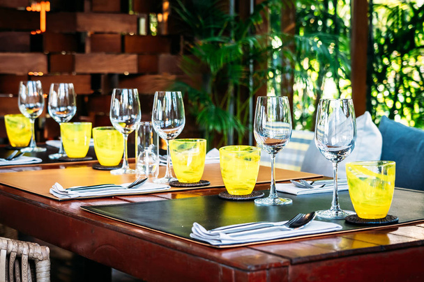 Copa de vino con juego de comedor prepararse para el desayuno almuerzo o cena en la mesa en el restaurante y la cafetería
 - Foto, Imagen