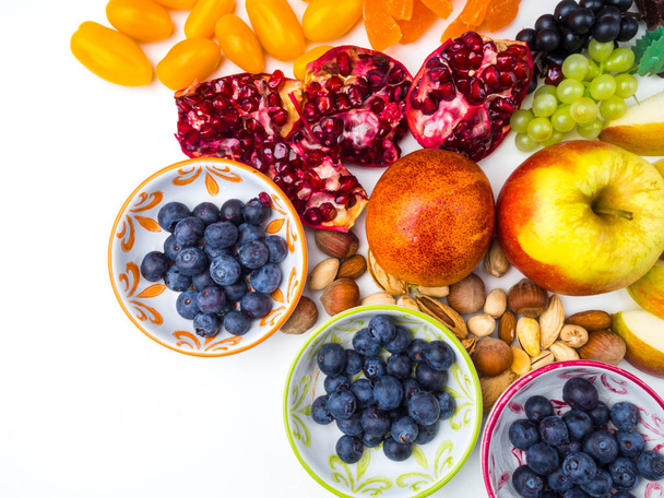 super antiossidanti. Superfood. mix di frutta fresca e frutti di bosco, ricchi di resveratrolo, vitamine, ingredienti alimentari crudi. nutrizione, cibi ricchi di nutrienti sono un bene per il cuore e il cervello
 - Foto, immagini