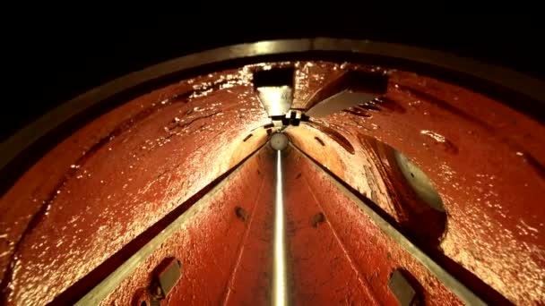 Tubo de lanzamiento de torpedos dentro del submarino
 - Imágenes, Vídeo