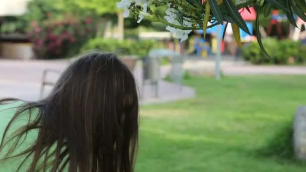 kleine jongen en jong meisje spelen buiten in park - Video