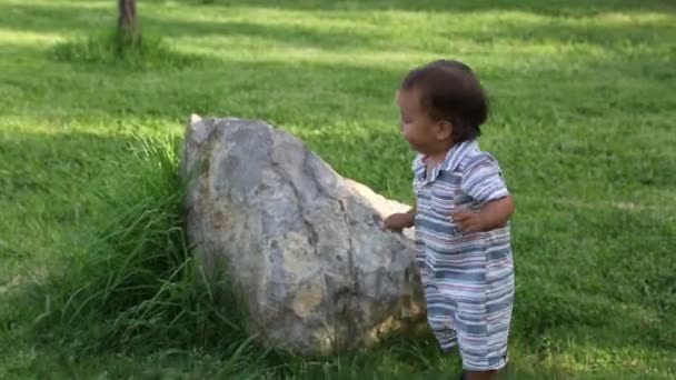 kleine jongen en jong meisje spelen buiten in park - Video
