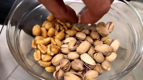 Nüsse aus der Schüssel essen - Filmmaterial, Video