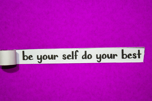 Wees jezelf doe je beste tekst, inspiratie, motivatie en business concept op paars gescheurd papier - Foto, afbeelding
