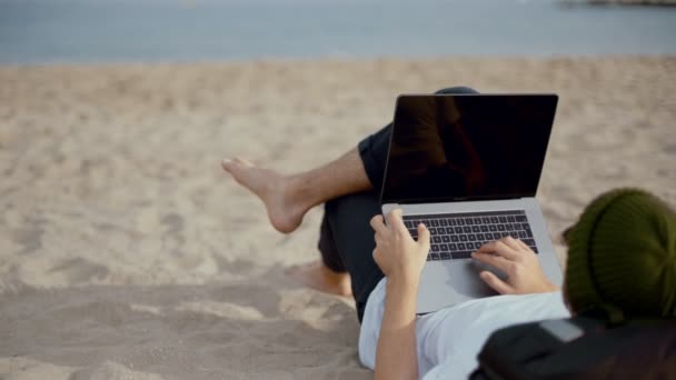 Кочевник тысячелетия работает на ноутбуке на пляже
 - Кадры, видео