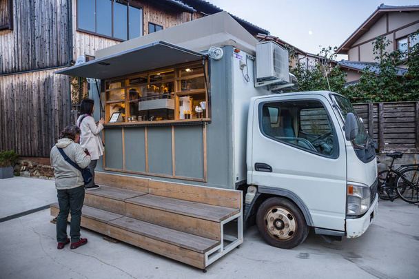 Kioto, Japonia-20 listopada 2018: ludzie w kolejce na kawę ciężarówkę o nazwie Rocca & przyjaciele zamówić kawę - Zdjęcie, obraz