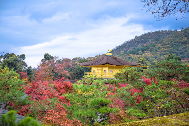 Kinkakuji egy Zen templom Észak-Kiotóban, amelynek első két emelet teljesen borított Aranyfüst.  - Fotó, kép