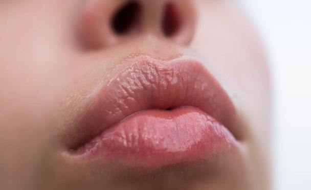 Губы. Поцелуй помадой. Сексуальные губы. Красота чувственные губы. Инъекция наполнителя. Лицо рот совершенства безупречной концепции. Косметика. Идеальный натуральный макияж
. - Фото, изображение