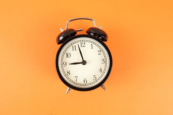Концепция пунктуальности времени с черным будильником
. - Фото, изображение