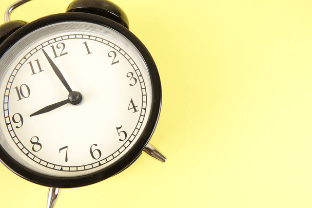Концепция пунктуальности времени с черным будильником
. - Фото, изображение