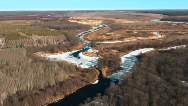 Το πανοραμικό πλάνο του παγωμένου ποταμού και το χειμώνα. Ρωσία - Πλάνα, βίντεο
