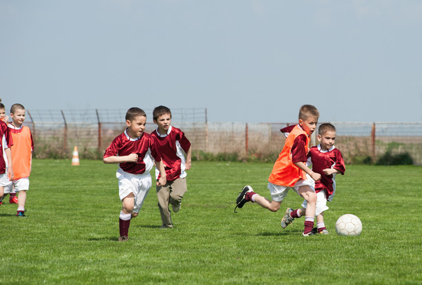 Niños jugando al fútbol - Foto, imagen