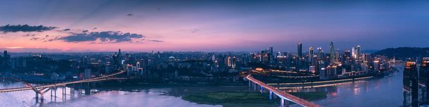 青い時間の重慶の街並み - 写真・画像
