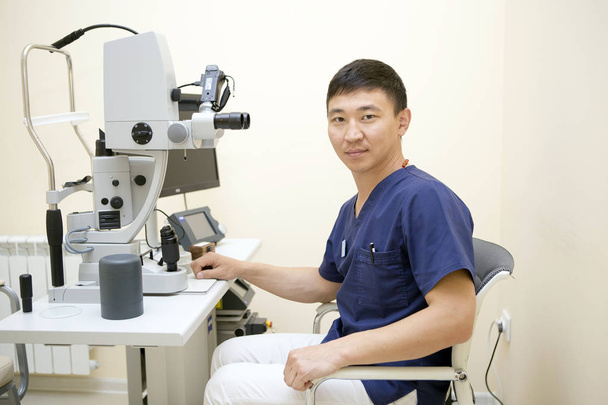 männlicher Augenarzt am Arbeitsplatz - Foto, Bild