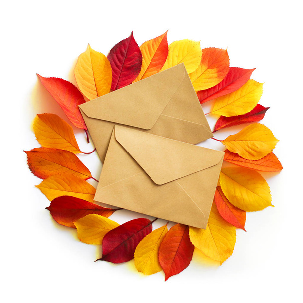 Осенний состав желтых листьев в конверте ремесла, плоский лежал
 - Фото, изображение
