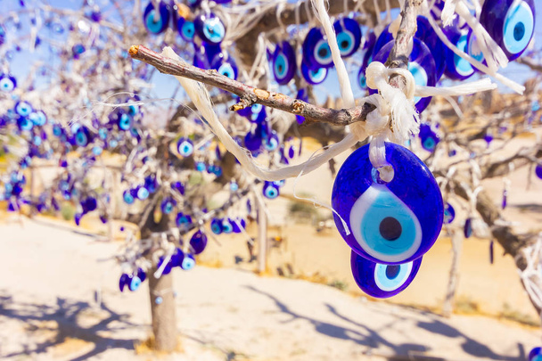 Tradicionális török kék szem a vörös völgyben lévő fán, Kizilcukur. Nevsehir tartomány, Anatólia, Cappadocia. Hagyományos török kék szem a fán - Fotó, kép