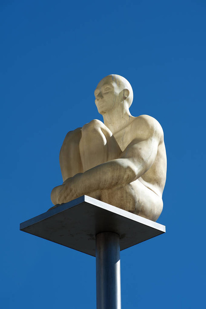 estátua branca em um pólo no céu
 - Foto, Imagem