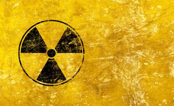 schwarzes radioaktives Zeichen auf gelbem Hintergrund - Foto, Bild