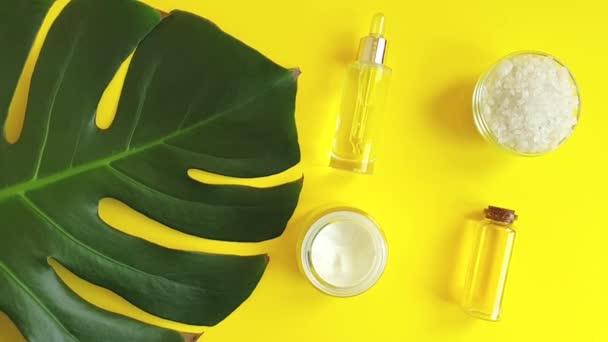 cosmetische crème, monstera blad op een gele achtergrond - Video