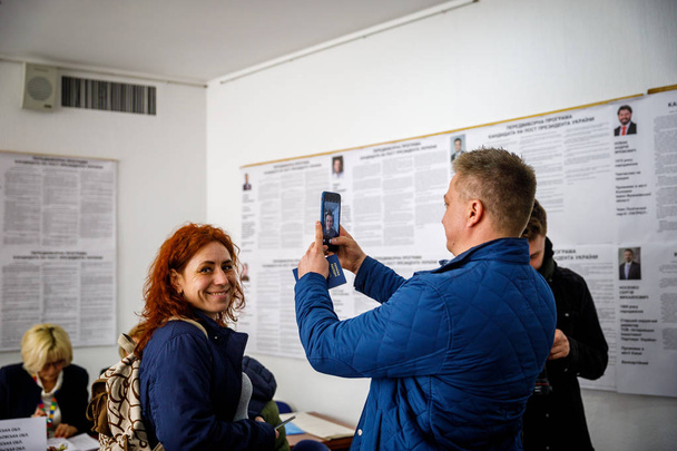 MINSK, BELARUS - 1 APRIL, 2019: Voting in the elections of the P - Foto, Imagem