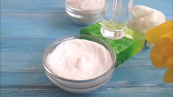 cosmetische crème, tulp zeep op een blauwe houten achtergrond - Video