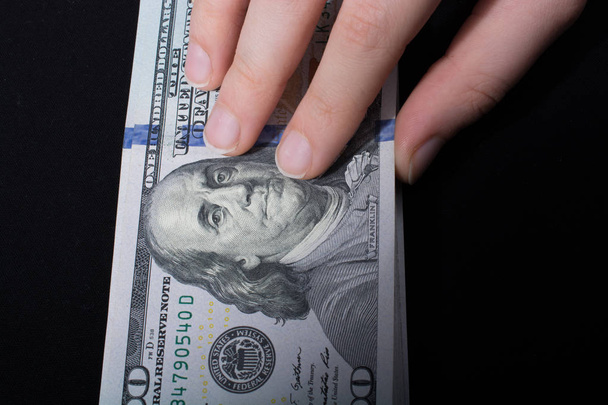 Main tenant le dollar américain isolé sur fond blanc
 - Photo, image