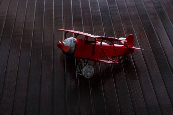 Kolor czerwony zabawka samolot na drewniane tekstury - Zdjęcie, obraz