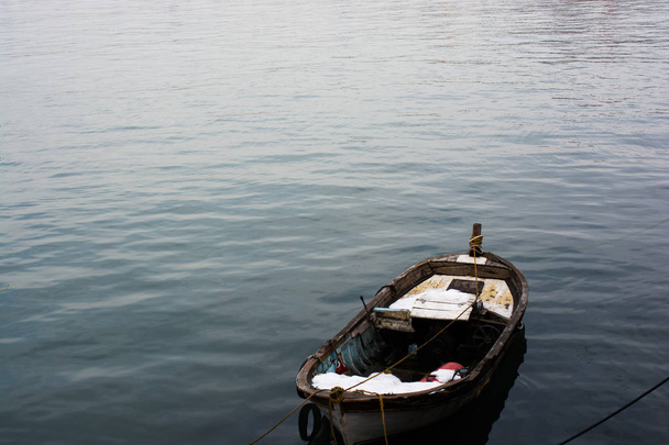 Bateau de pêche dans les eaux de la mer
 - Photo, image