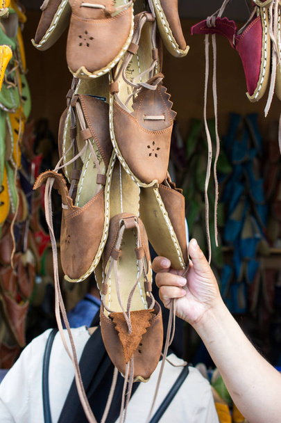 Σύνολο των παραδοσιακά χειροποίητα δερμάτινα παπούτσια στο παζάρι  - Φωτογραφία, εικόνα